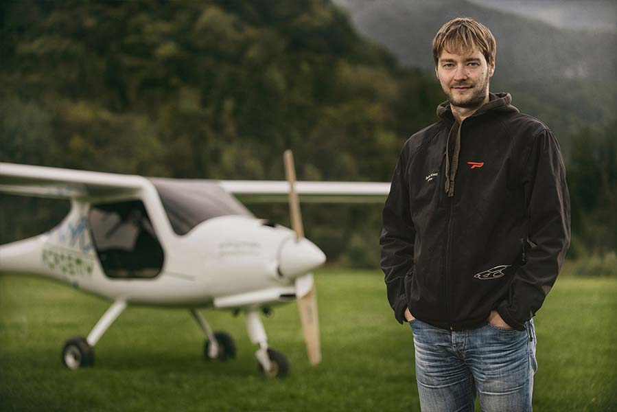 slika Sašota Kneza na Zagorskem letališču